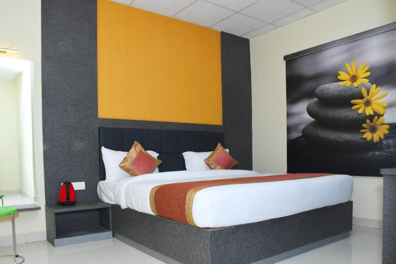 ורנאסי Hotel Tridev Grand מראה חיצוני תמונה