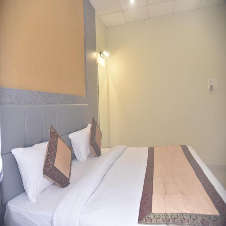 ורנאסי Hotel Tridev Grand מראה חיצוני תמונה